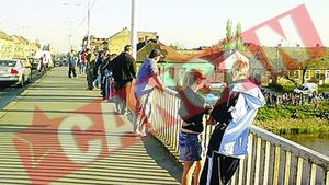 S-a aruncat de pe pod pentru ca a parasit-o prietenul