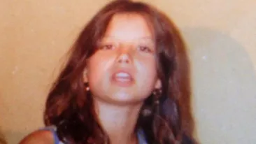 Era la fel de simpatică si când era mică! Vedeta din imagine este acum o cântăreaţă şi o mămică de succes. O recunosti?