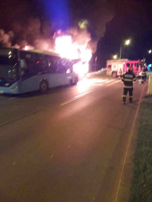 Un autobuz STB a ars complet/ Sursa foto: Facebook