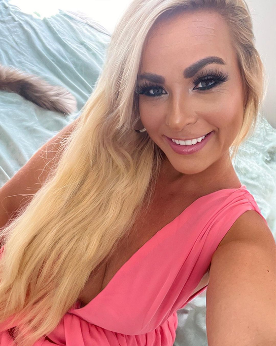 Profesoara din imagine a fost concediată de la școală, după ce s-a aflat că, noaptea, își vindea trupul pe OnlyFans