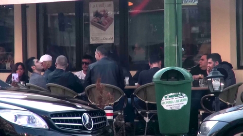 Fostul Andreei Spataru si-a scos brigada la un... desert. Vezi cum s-au manifestat cei 10 barbati pe terasa unei cafenele de fite!