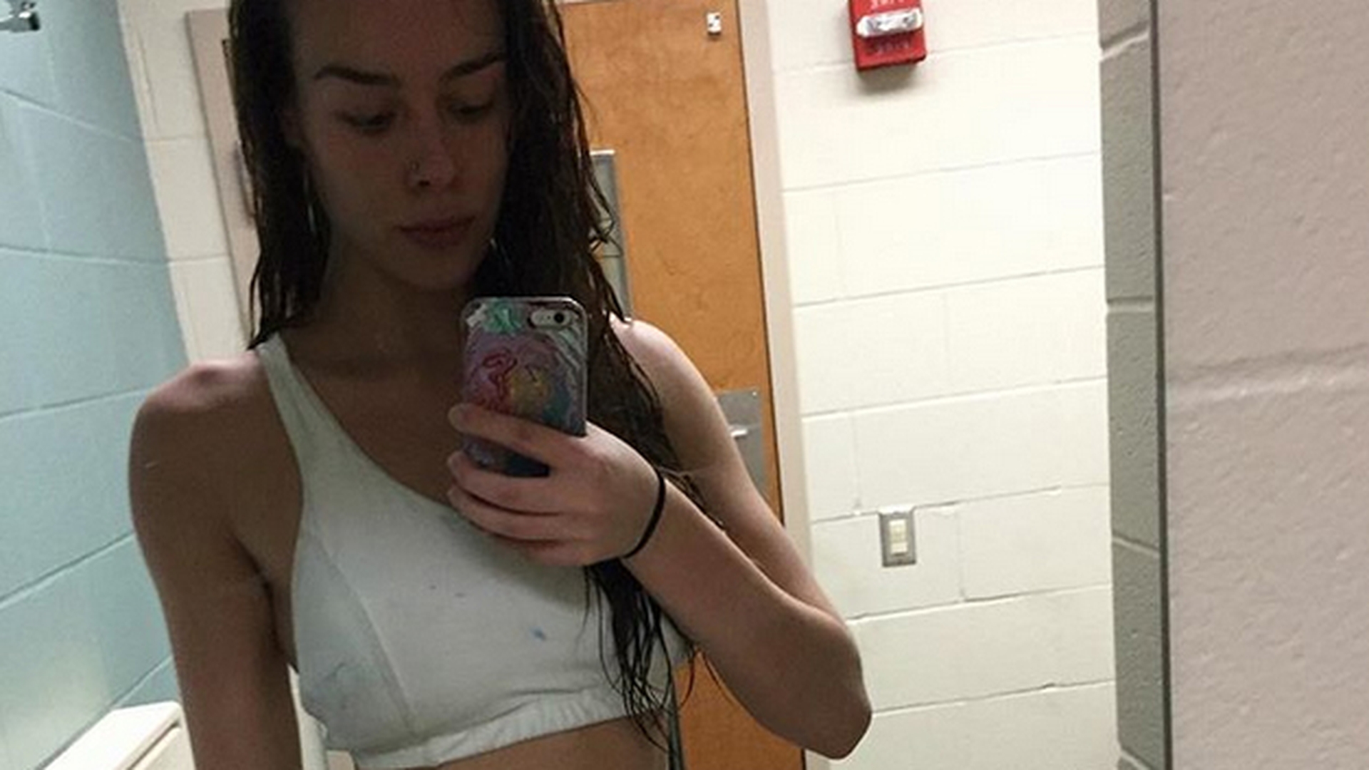 Nu s-a mai epilat de un an! Cum arată bloggeriţa de fitness care promovează frumuseţea naturală