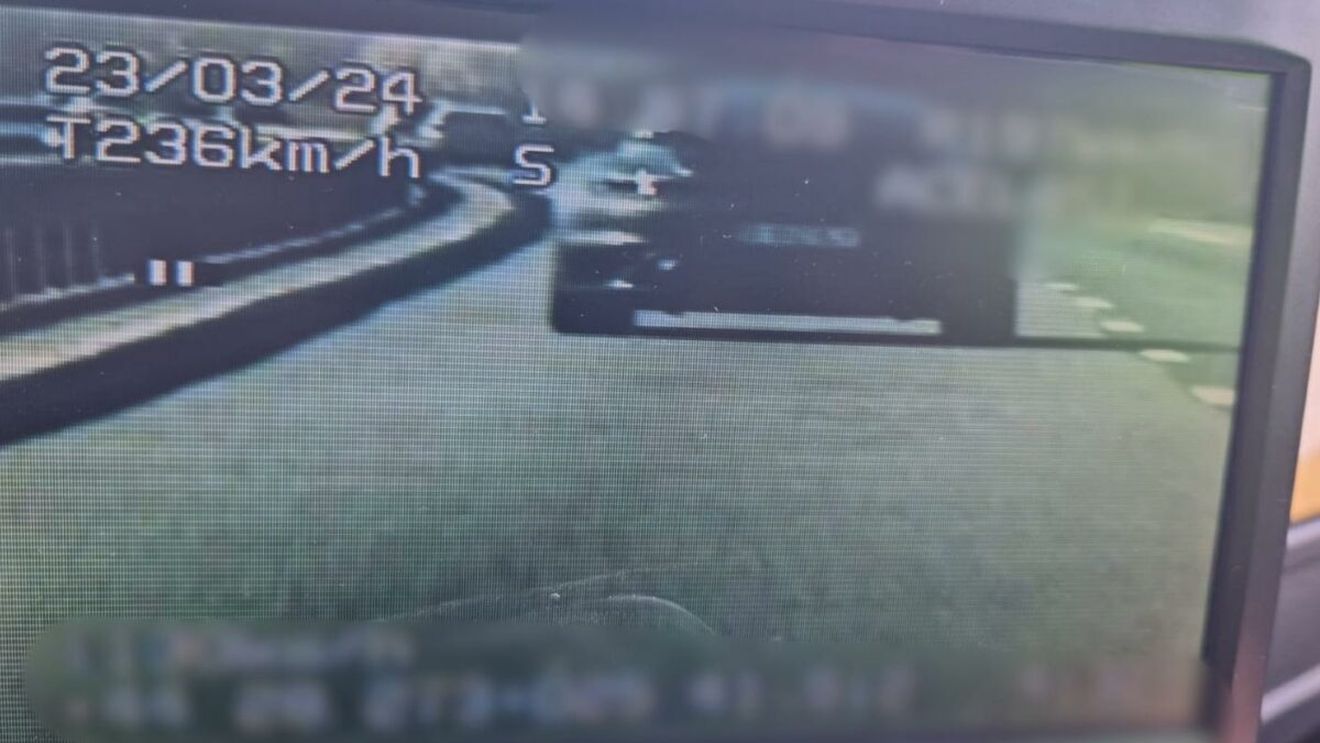 Polițiștii au oprit pe autostrada A1 un bolid care circula cu 236 km/h. Nu le-a venit să creadă când au văzut cine era