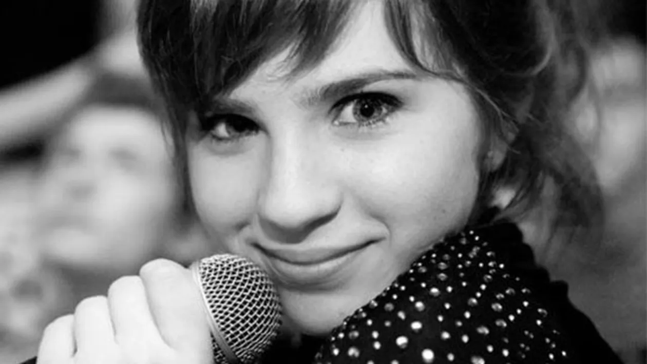 Cea mai fierbinte imagine cu Cristina de la Lala Band! A aparut intr-un sutien roz pe scena si a facut show total!