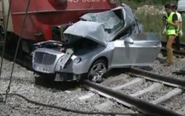 Așa arăta mașina lui Nicolae în urma impactului