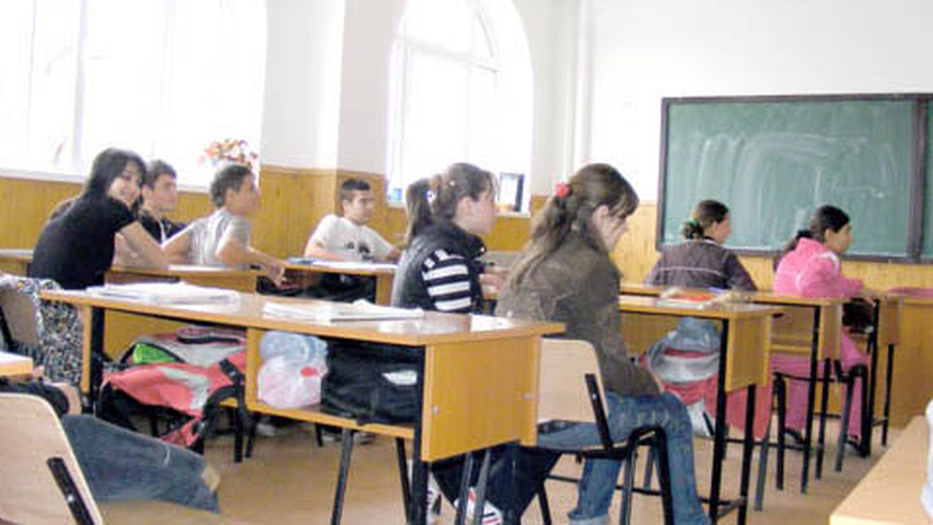 Monica Barladeanu si Bianca Dragusanu, subiect de test pentru elevii de clasa a opta! Ce trebuie sa stie copiii despre "dive"