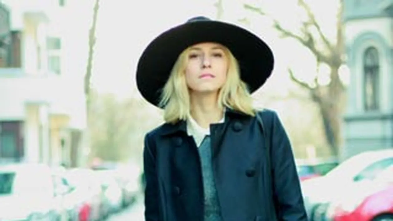 Uite ce palarie poarta Dana Rogoz! Crezi ca ii sta bine?