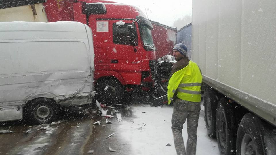 VIDEO / Noi imagini de la carambolul din Cehia! Mai mulţi români, implicaţi în accident au filmat imaginile înfiorătoare de la faţa locului: „Dezastru, frate!”