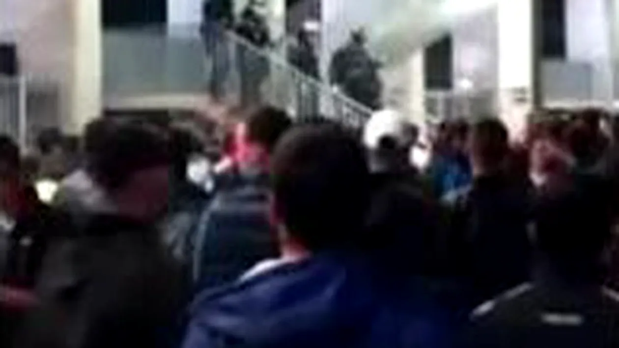 VIDEO din peluza! Asta nu s-a vazut la televizor - Jandarmii au fost prinsi ca la Calugareni intr-o ambuscada pe scarile de pe National Arena - Vezi ce omor a iesit