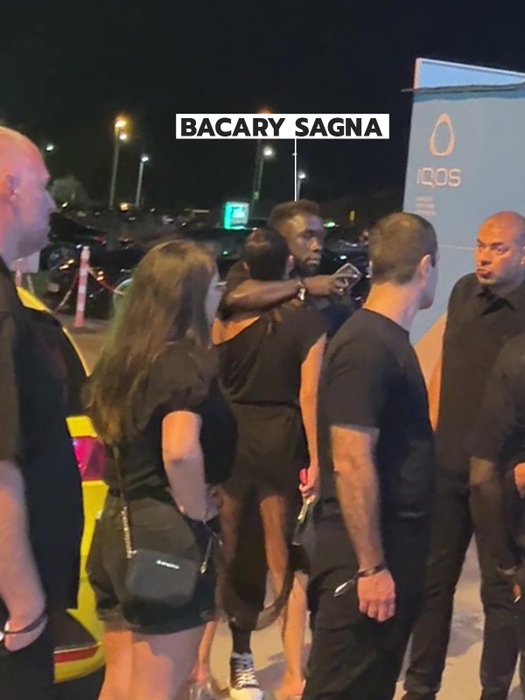 Bacary Sagna s-a lipit de brunețică precum marca de scrisoare (Foto: CANCAN.RO)