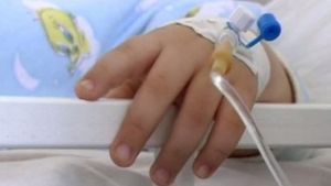 Două cazuri revoltătoare în Dâmboviţa! O mamă şi-a bătut bebeluşul până l-a băgat în comă. Doi copii înfometaţi s-au opărit cu o oală de ciorbă