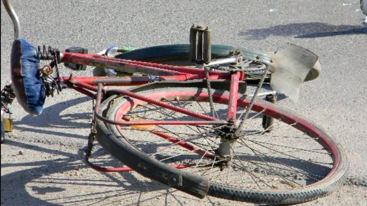 Doi bicicliști din Vrancea, soț și soție, spulberați de o mașină! Au murit pe loc