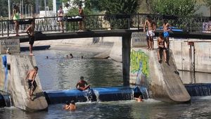 Ce se intampla cand afara sunt peste 40 de grade Celsius si nu ai bani sa mergi la strand? Mai multi bucuresteni au gasit solutia!