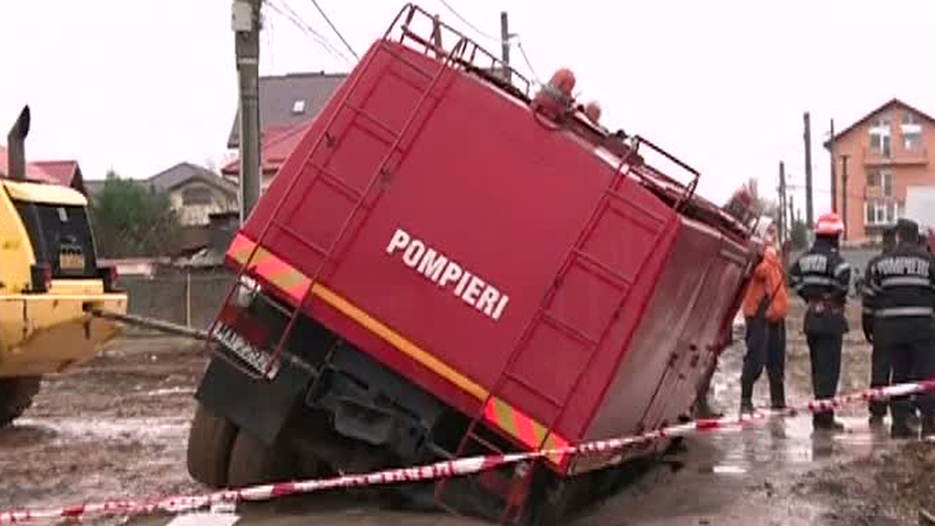 S-a intamplat langa Bucuresti. O masina de pompieri a cazut intr-un sant