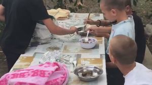 Are 14 ani, dar se ocupă de frăţiorii ei mai mici! Andreea a devenit capul familiei după moartea mamei
