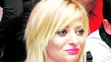 Delia a ajuns in pragul disperarii dupa ce a vazut ca nici antibioticele nu dau rezultat. Este surda de trei saptamani!