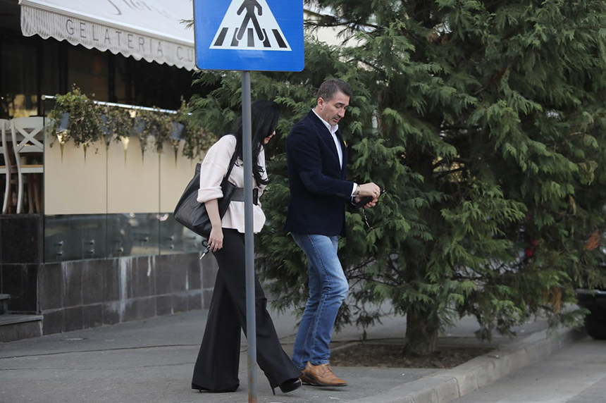 ”DEPUTATUL-ȘOSETĂ” S-A ÎNTORS ÎN FORȚĂ… A ”SUFOCAT” O DAMETĂ ÎN PRIMĂVERII!