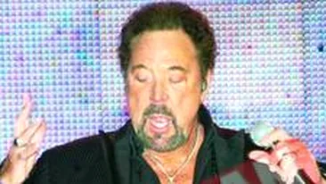 Vanghelia a chefuit la hotel cu Tom Jones pana la trei dimineata