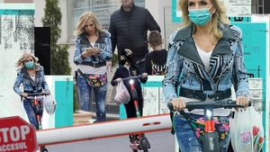 Celebra deputată și fiul ei, „colegi” de trotinetă