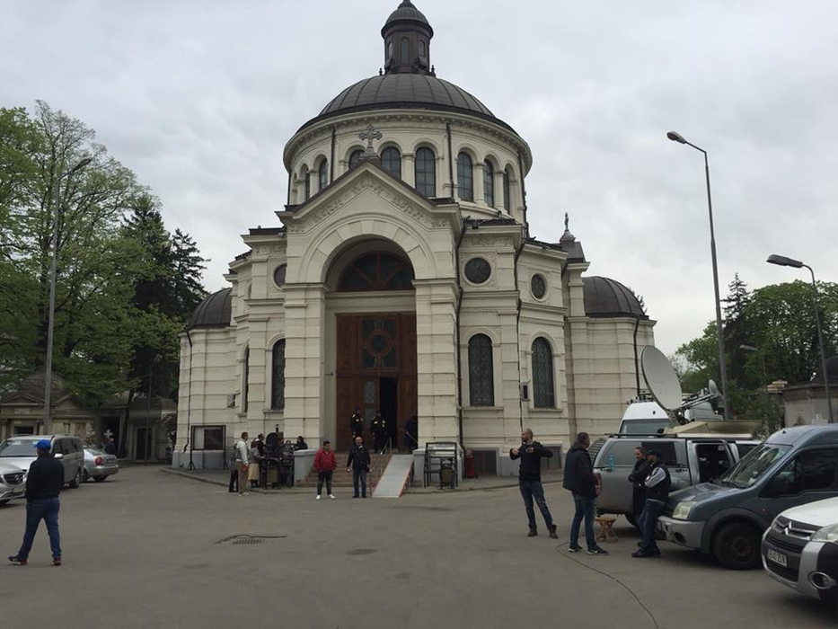 Sicriul cu trupul Ionelei Prodan a fost depus la Capela Cimitirului Bellu. Ana, transfigurată de durere