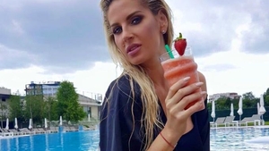 Mai provocatoare de atât nici nu putea fi! ANDREEA BĂNICĂ, gravidă în cinci luni, s-a fotografiat într-un costum de baie minuscul, iar fanii...