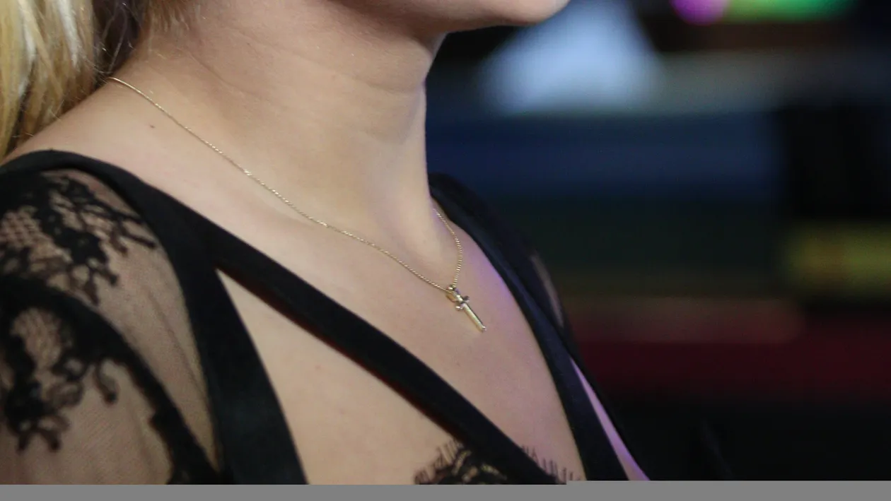 Lorei nu-i prea place sa poarte lenjerie intima. Vezi cum arata artista cu o rochie transparenta si mulata si ce explicatie are