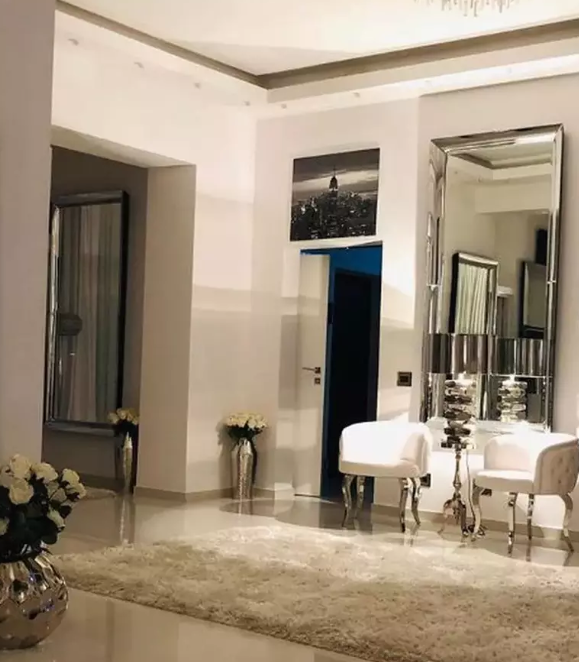 Cum arată vila Oanei Zăvoranu. Vedeta are casa plină de oglinzi și elemente de lux