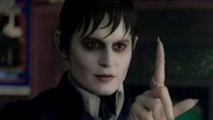 Ultima bomba de la Hollywood! Johnny Depp merge la toaleta insotit de asistentii lui, care il ajuta sa se usureze