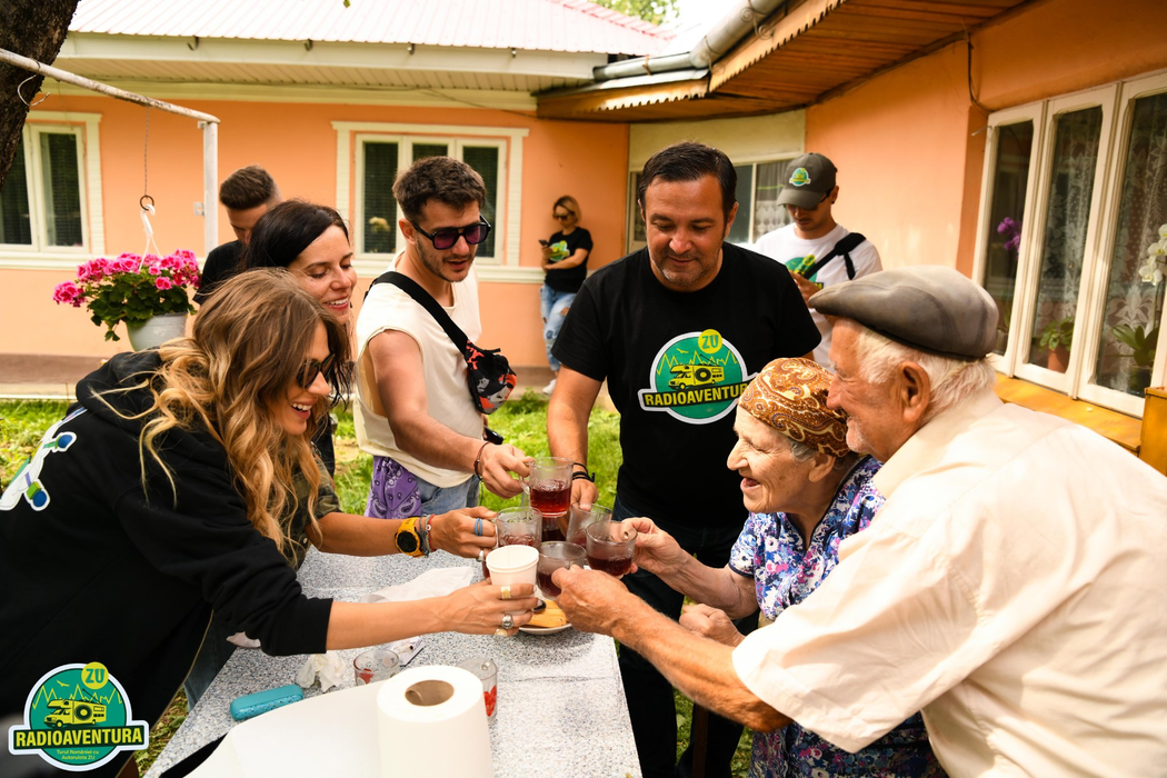 Daniel Buzdugan alături de familie și colegi. Foto: Facebook