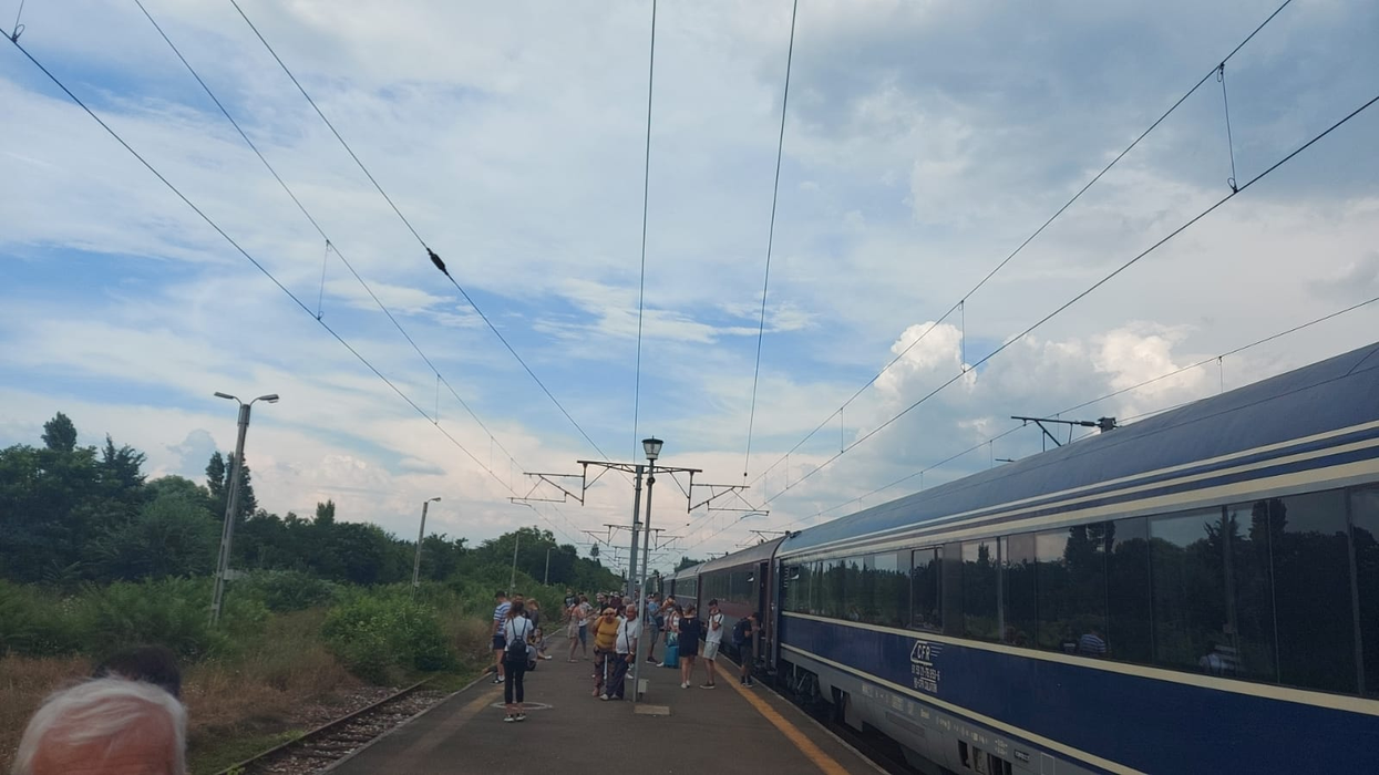 Călătorie de coșmar pentru sute de oameni! Ce s-a întâmplat cu trenul cu care s-au întors din vacanța petrecută la mare | VIDEO