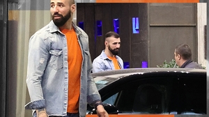 Cum l-am filmat pe fostul campion Superkombat, Bogdan Stoica. Cină singur, singurel, pe acordurile lui Vali Vijelie