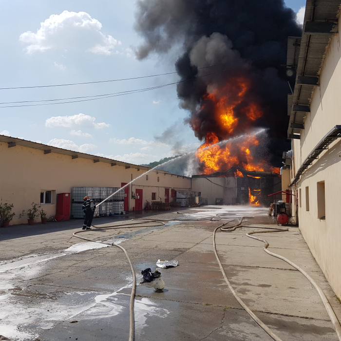 Incendiu puternic la o fabrică de vopsele din Mihăești-Vâlcea | FOTO + VIDEO