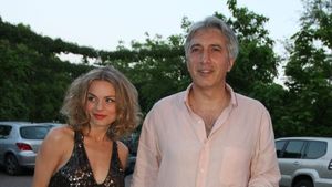 Jojo & „Țeavă” – când Bucureștiul a zis „pe bune?”: iubirea cu paiete, playboy-ul pleșuv și o poveste mai lungă decât DN1 vineri seara