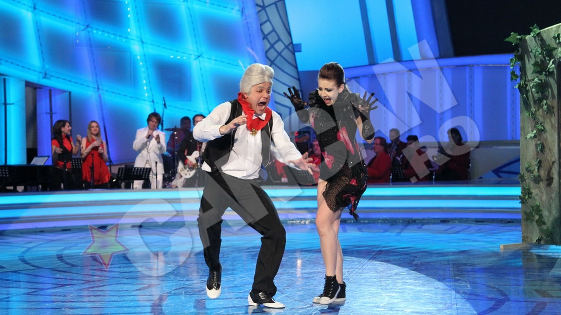 VIDEO Uite-l pe Cove deghizat in Dracula! A dansat twist aproape perfect!