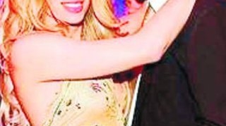 Un politician s-a amorezat de un travestit