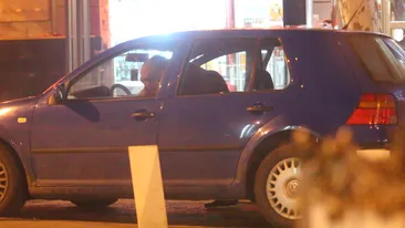 Marlanu’, in razboi cu masina! La greutatea si inaltimea lui este nevoit sa “calareasca” scaunul pentru a deschide usa!