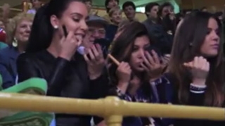 VIDEO Inca o dovada ca surorile Kardashian sunt pitipoance adevarate! Vezi ce faceau in timpul unui meci de baschet!