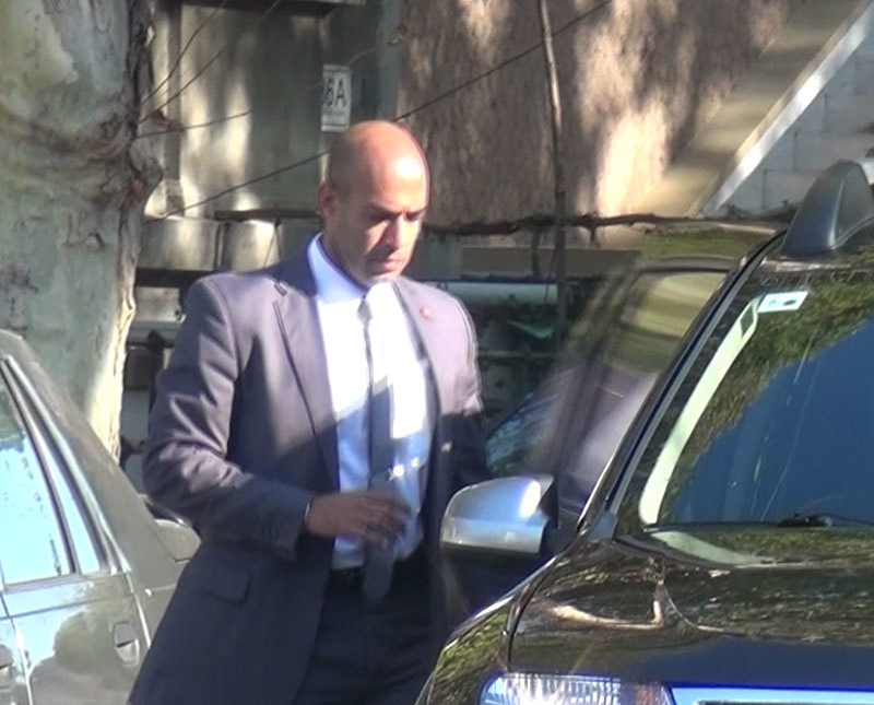 Bodyguard-ul urcă, la rândul lui, în Duster-ul ministerului