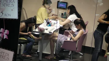 Alina Puscas, in pragul unei crize de nervi in timp ce isi facea pedichiura! Vezi aici ce a scos-o pe vedeta din sarite!