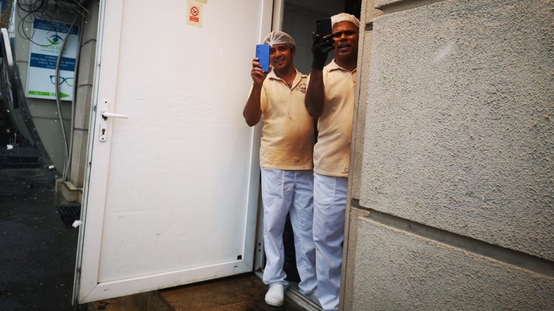 Doi bărbați din Sri Lanka au văzut zăpadă pentru prima oară în viața lor