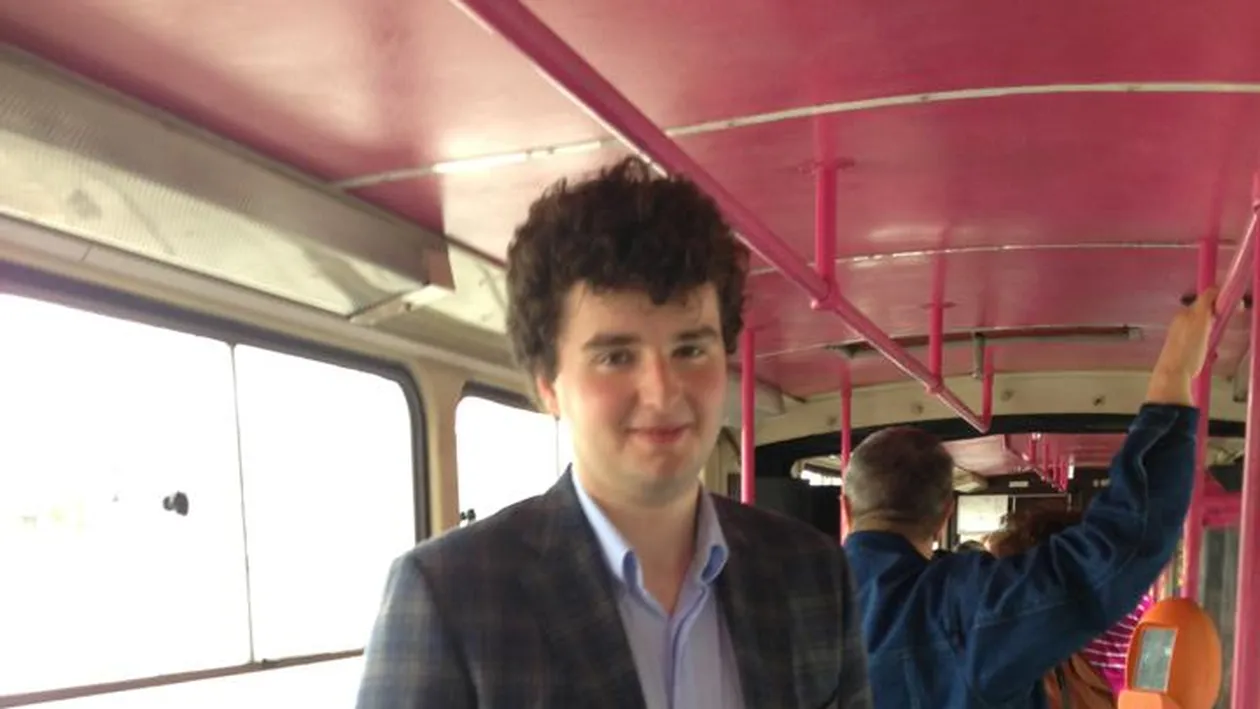 Am trait s-o vedem si pe-asta! Beizadeaua Victoras Micula se plimba cu tramvaiul, alaturi de pensionari!