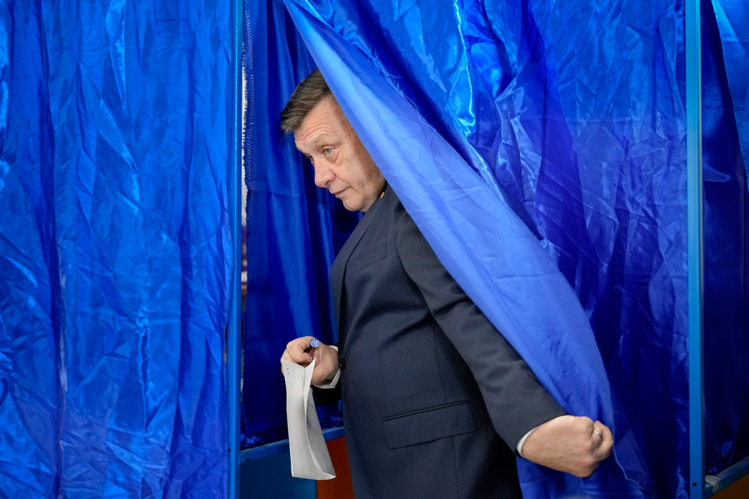 Crin Antonescu a votat Sursa foto Mediafax