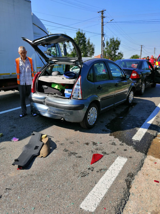 Accident în lanț pe DN 72. Au fost implicate trei autoturisme și un TIR