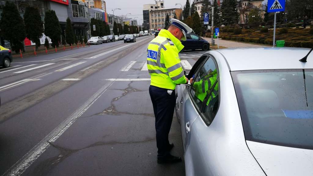 Un șef din Poliție a rămas fără permis după ce a lovit doi pietoni!