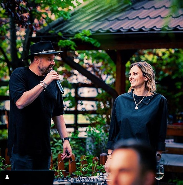 Roxana Ionescu, prima poză cu burtica de gravidă. Cum s-a fotografiat cu tatăl copilului