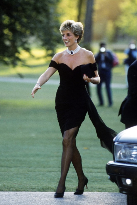 Cu ce preț se vinde ”rochia răzbunării” purtată de Prințesa Diana pe 29 iunie 1994. A fost scoasă la licitație