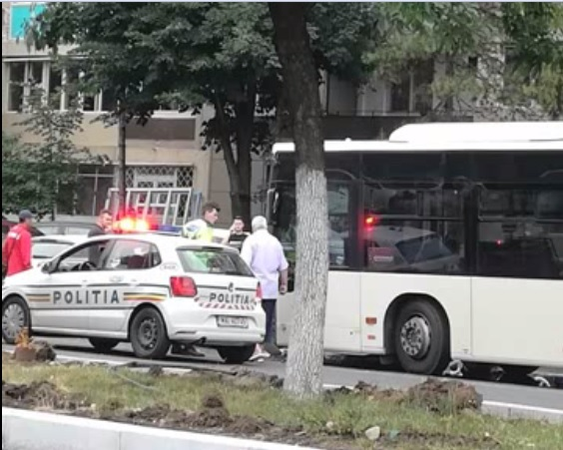 6 maşini distruse de un autobuz în Capitală. Poliția a ajuns, rapid, la fața locului