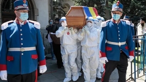 Cine sunt bărbații care au dus sicriul lui ÎPS Pimen, îmbrăcați în costume de protecție: ”Am simțit că purtăm pe umerii noștri toată Bucovina”