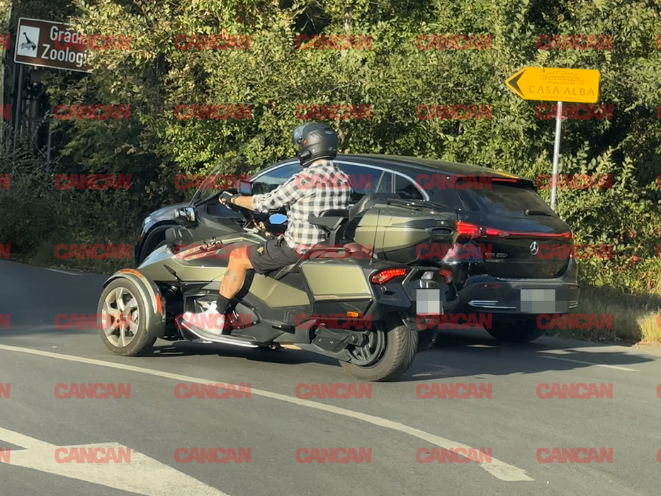 Bobonete se strecoară prin trafic cu un ATV pe trei roți