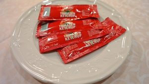 Adio, ketchup, muștar și maioneză în plicuri de unică folosință, în România. Decizia radicală luată de Uniunea Europeană